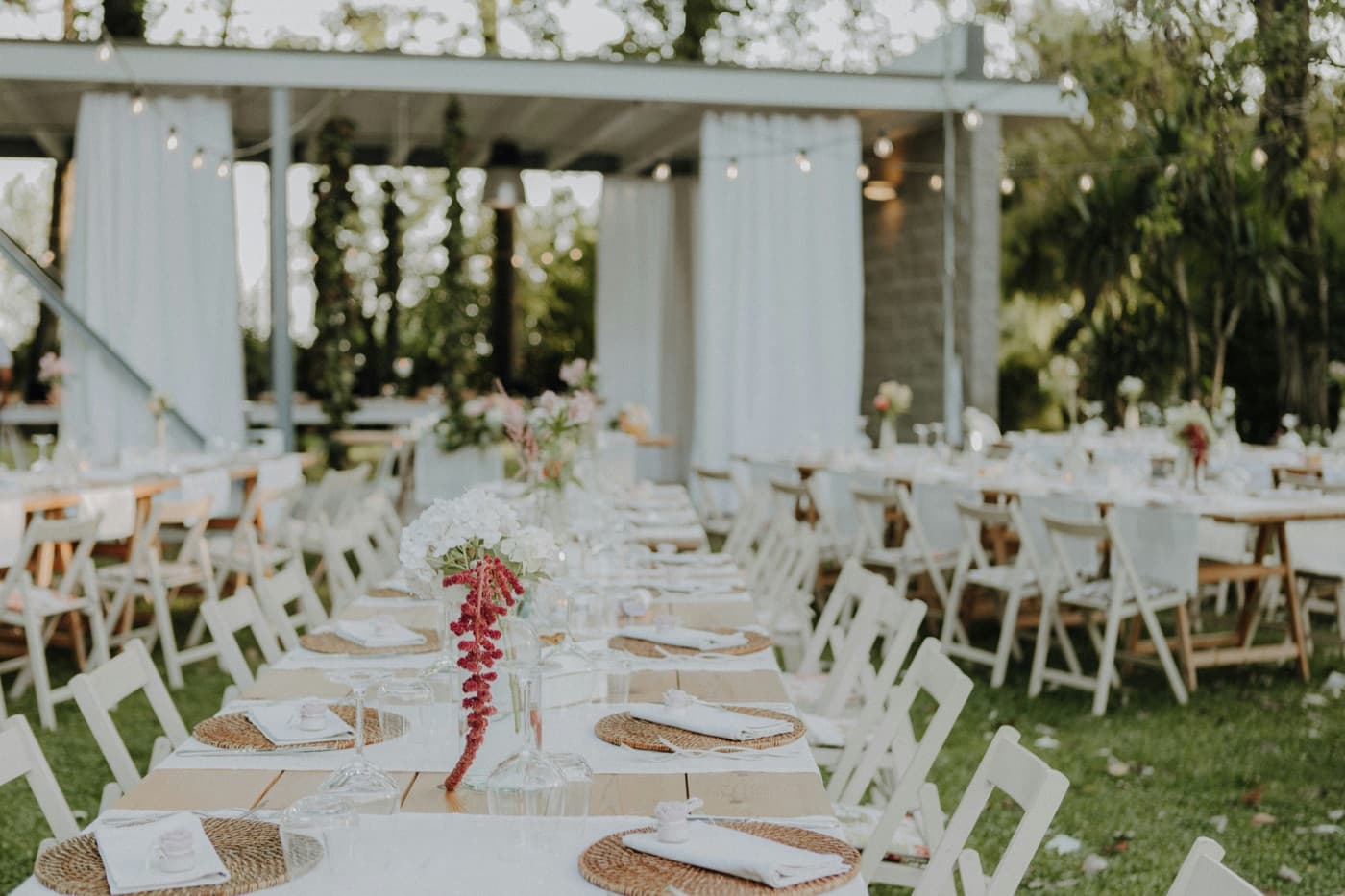 Gedeckte Tische einer Event-Location