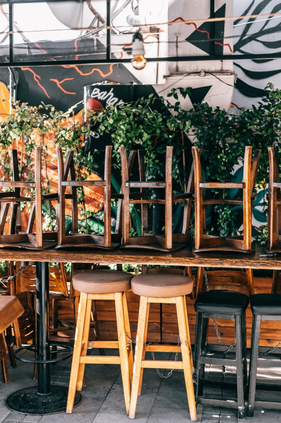 Restaurant vor der Öffnung, Stühle hochgestellt
